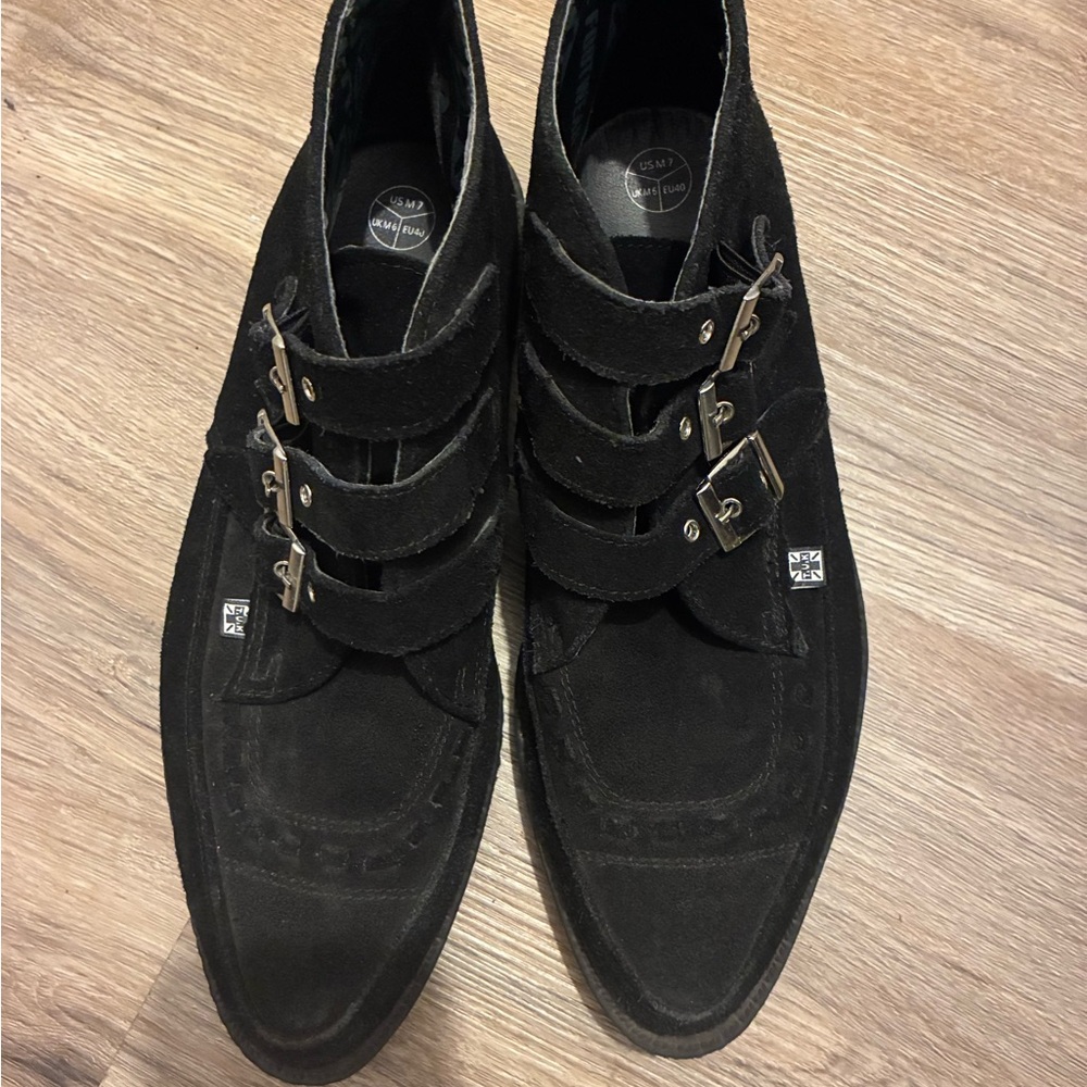 T.U.K Black Suede Triple-Strap Chukka Boots

Unisex 
Male 7
Female 9